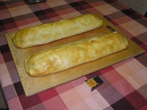 두 개의 구워진 슈트루델