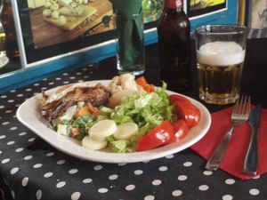 러시아 샐러드, 엔살라다 크리올라, 야자 심과 함께 제공되는 접시에 담긴 치비토