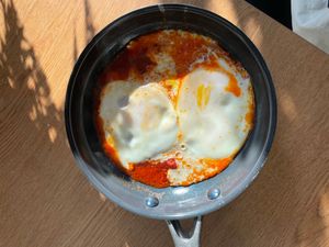 오자는 달걀, 하리사, 토마토 페이스트를 기본으로 하는 요리이다.