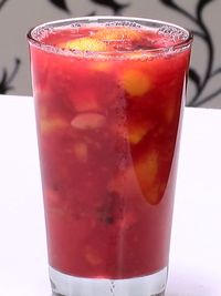 바나나, 파인애플, 파파야, 수박 등을 섞은 살피콘