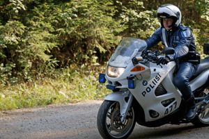 2010년 핀란드 랠리 행사에서 시골길을 달리는 핀란드 오토바이 경찰