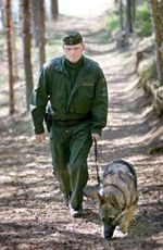 경비견과 함께 순찰하는 핀란드 국경경비대