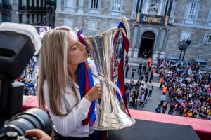 푸테야스가 2022–23 챔피언스 리그 트로피를 들고 산 자우메 광장에서 팬들과 함께