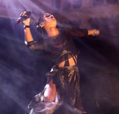 2015년 라이브 공연 중인 FKA 트위그스