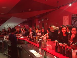 펀치 앨리에서 바쁜 밤의 바 뒤쪽 모습