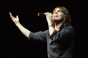 2010년 공연 중인 가수 조이 템페스트.