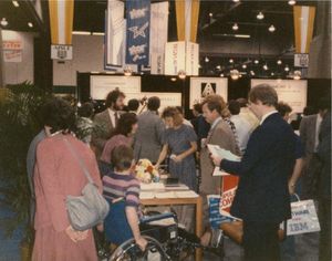 오토캐드 부스가 1984년 가을 라스베이거스 컨벤션 센터에서 열린 컴덱스/폴에 참가했다.