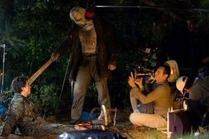 미어스가 벤 펠드먼의 캐릭터를 죽이는 장면을 촬영하고 있다. Asylum은 펠드먼의 얼굴에서 마체테가 뽑히는 모습을 보여주기 위해 나머지 마체테를 디지털 방식으로 제작했다.