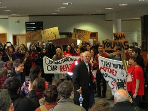 데이비드 벨 경이 학생들의 시위에 직면해 있다.