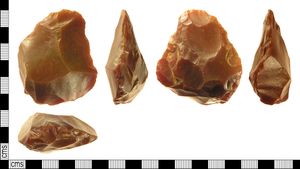 500,000}} BP에 섬에서 발견된 구석기 시대의 주먹도끼