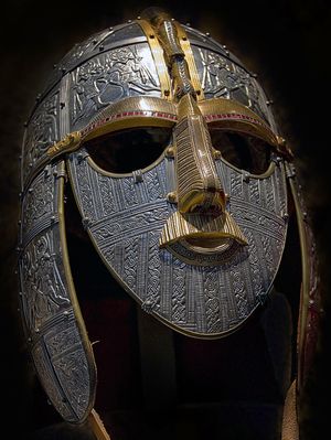 영국 박물관(British Museum)을 위해 왕립 무기고(Royal Armouries)에서 제작한 서튼 후(Sutton Hoo) 헬멧의 복제품