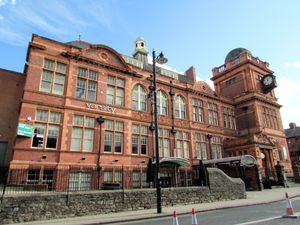 원래의 기술 대학은 항해 연구에 사용되는 천문대가 꼭대기에 있었다.