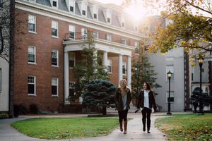 사우스 칼리지. 라파예트에서 가장 큰 기숙사 중 하나로, 약 220명의 학생이 남녀 공학 환경에서 거주한다.