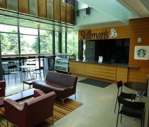 스킬만 도서관 내부의 커피 공간