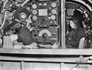 제460 비행대대의 G for George 내부. 날개 스파 사이를 앞으로 보고 있으며, 왼쪽에 무선 조작원, 오른쪽에 항법사가 있다.