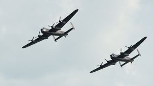 2014년 이스트본 국제 에어쇼에서 공동 시연 중인 두 대의 생존한 비행 가능 랭커스터