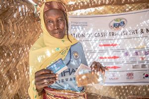 수혜자가 니제르의 WFP 현금 이체 지점에서 돈을 받기 위해 사용한 인도적 지원 카드를 보여주고 있다. 사진: WFP/Simon Pierre Diouf