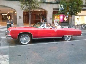 1973년식 빨간색 쉐보레 카프리스 컨버터블. 뎁은 배역 준비를 위해 톰슨의 빨간색 1973년식 카프리스 컨버터블을 운전했다.