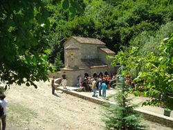 성 니노 샘에서 순례자들