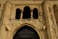 대성당을 둘러싼 벽의 서쪽 문에 있는 황소 머리