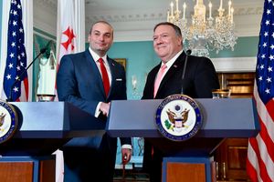 바흐타제는 2019년 6월 11일 워싱턴 D.C.의 미국 국무부에서 마이크 폼페이오 미국 국무장관과 이야기를 나누고 있다.