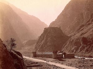 알렉산드르 로이나슈빌리가 찍은 19세기의 사진 속 다리알 협곡. 현대 러시아 요새 뒤 언덕에는 알라니아와 조지아를 분리하는 중세 국경 성의 유적(때로는 "타마르의 성"이라고 불림)이 있다.