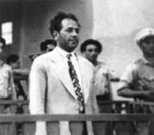 안툰 사데는 "반역과 무장 반란" 혐의로 성급하고 연극적인 쇼 재판에 직면해 있다. 그는 곧바로 처형되었다.