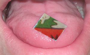  압지에 흡수시킨 상태의 LSD. 속어로 '블로터(blotter)'라고도 부른다.