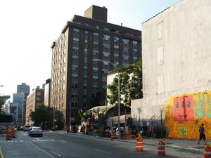 키스 해링의 1982년 오리지널 벽화 재현, 뉴욕시의 바워리 벽화 벽, 휴스턴 스트리트와 바워리 교차로