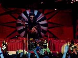 2011년 "Dance of Death"를 공연하는 아이언 메이든
