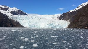 붕괴하는 빙하와 그로 인해 생성된 유빙