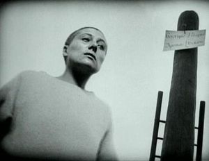 팔코네티가 영화의 한 장면을 연기하는 모습. 드레이어는 이 사진에 사용된 낮은 앵글과 같은 카메라 앵글을 얻기 위해 세트에 구멍을 팠다.