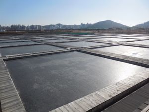 복원된 염전 (타일판)