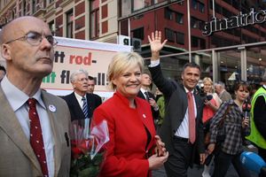 오슬로 5월 1일 행진 중 할보르센(중앙)과 에를링 폴크보르드 (왼쪽, 레드 소속) 및 옌스 스토르텐베르그 (오른쪽, 노동당 소속)