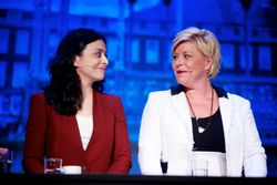 하디아 타지크 문화부 장관과 함께 있는 모습 (2013년 5월 9일)