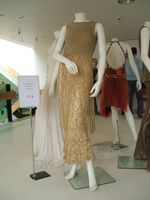 롬블리의 1998년 드레스 (2010년 5월 전시)