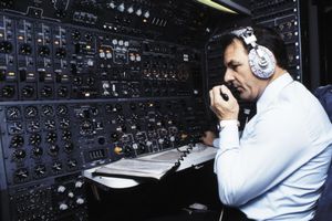 스위스 항공(Swissair) 소속 보잉 747-200의 항공기관사 좌석. 초기 747 모델은 항공기관사를 활용한 마지막 상업용 항공기 중 하나였다.