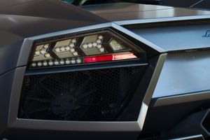 레벤톤의 후미등. 람보르기니 아벤타도르 또한 이 디자인에서 영감을 얻었다.