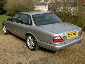 재규어 XJR 후면