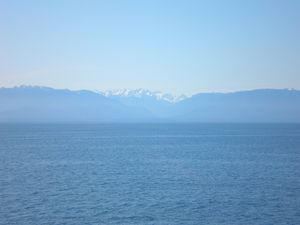 후안 데 푸카 해협과 샐리시 해(Salish Sea), 그리고 배경의 올림픽 반도
