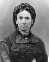 마리아 메르세드 타피아는 부유한 캘리포르노 상인인 아버지 티부르시오 타피아로부터 랜초 쿠카몽가를 물려받았다. 그녀는 1858년에 존 레인스에게 그것을 팔았다.