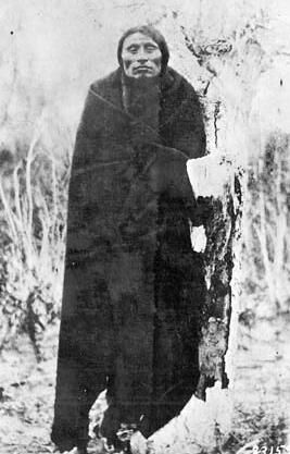 포트 와이즈 조약 서명자 오코호모하케타(Ó'kôhómôxháahketa)로 알려진 리틀 울프(Little Wolf)(더 정확하게는 리틀 코요테로 번역됨), 1868년 5월 포트 러라미에서 촬영