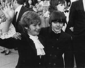 잭 와일드(오른쪽)와 영화 올리버!의 공동 출연자 마크 레스터가 제41회 아카데미 시상식에서, 1969년 4월 14일