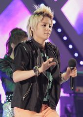 엠버가 2011년에 공연하고 있다.