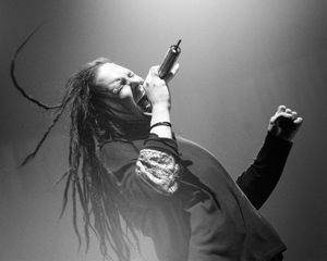 2002년 9월 콘서트에서 코른(Korn)의 보컬 실력을 선보이는 데이비스