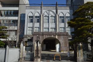 고치 오즈 고등학교는 학교 배경 디자인에 영감을 주었다