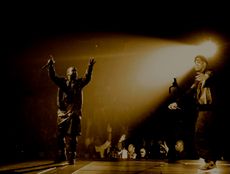 2011년 Watch the Throne Tour에서 웨스트(왼쪽)와 제이 지(오른쪽).