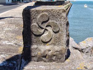 바스크 라우부루 십자가