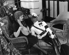 카운트 카람진(폰 스트로하임)이 헬렌 휴즈(듀폰)를 유혹하는 장면