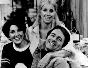 1977년 Three's Company 첫 방송 홍보 사진. 드윗(왼쪽), 존 리터, 수잔 서머스